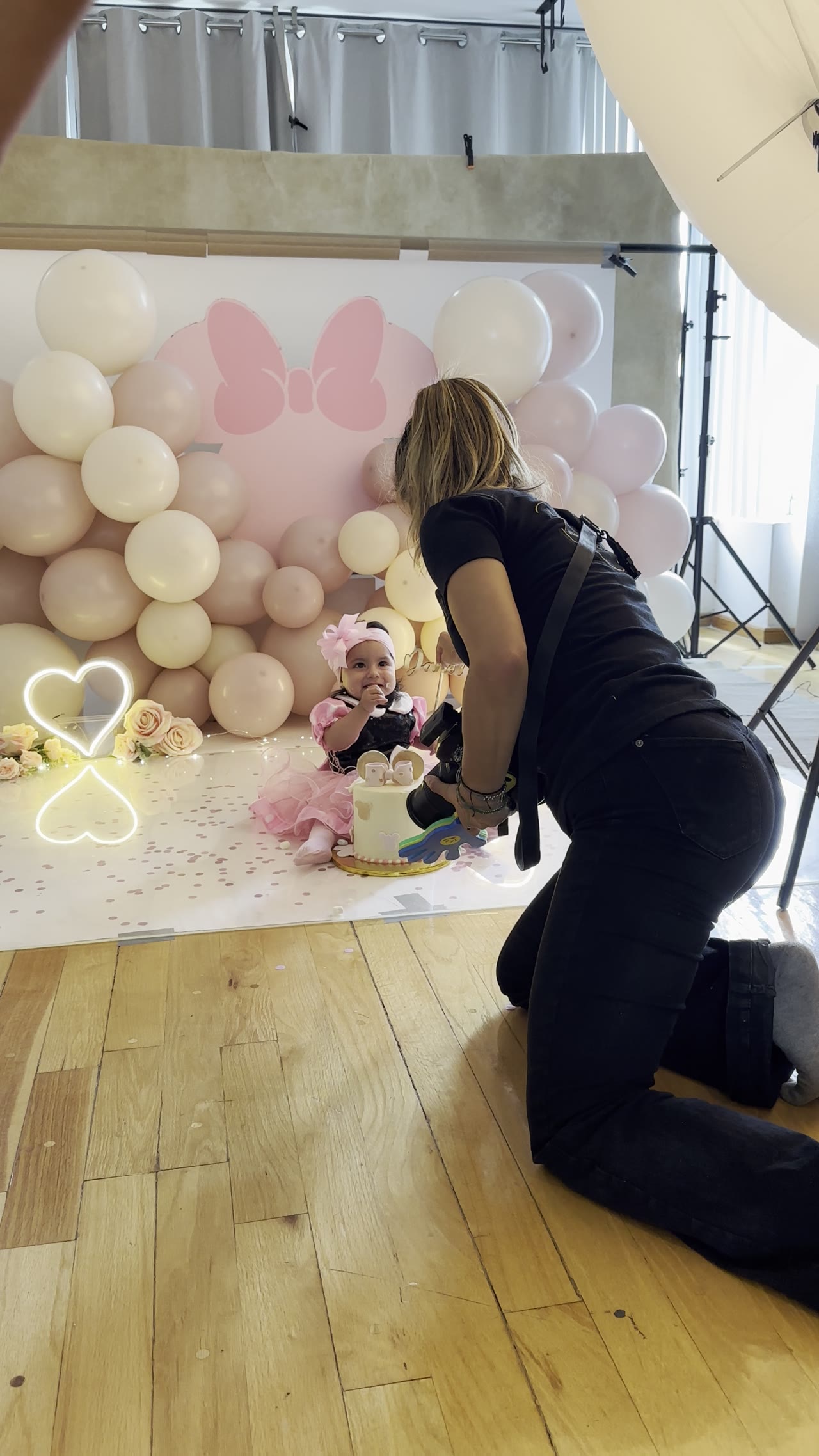 Pilar Nava fotografiando una sesión Smash Cake